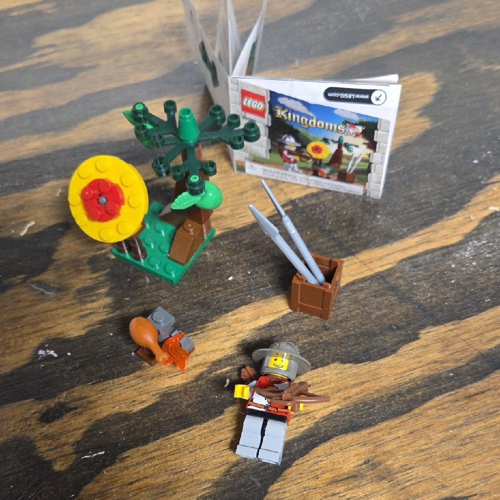 LEGO Set 30062 Knight Adventure Set - Red, Yellow, Green, Gray